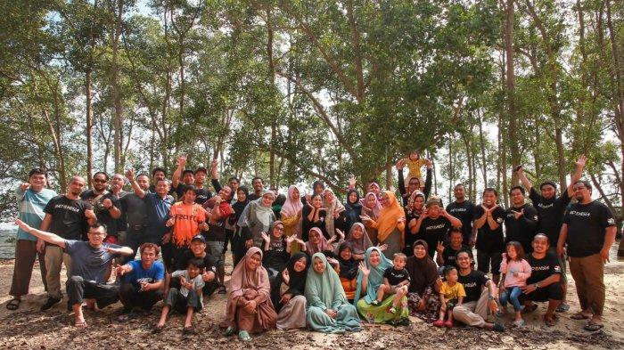 Ilustrasi Camping di Pantai Tanah Merah Samboja, Kabupaten Kutai Kartanegara, Kalimantan Timur. 