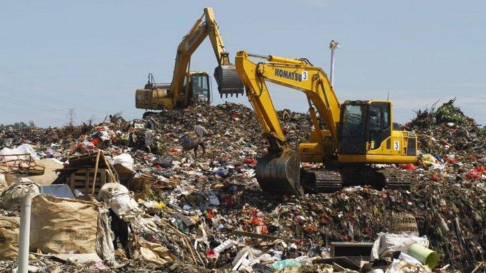 SAMPAH SUMBER ENERGI - Tumpukan sampah di TPAS Manggar, Balikpapan Timur. Berkat pendampingan PT PHM dan dukungan Pemerintah, kini warga sekitar TPAS Manggar bisa memanfaatkan gas metan yang berasal dari sampah sebagai sumber energi baru terbarukan untuk memasak sehari-hari hingga membuka peluang usaha.