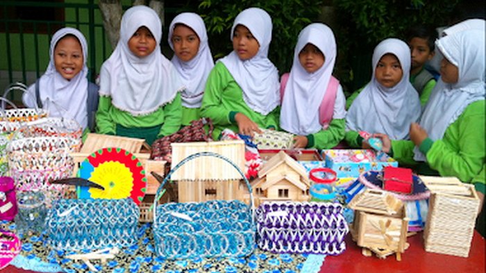 Peduli Lingkungan, Murid SD Pamerkan Prakarya Daur Ulang Sampah -  Tribunkaltim.co