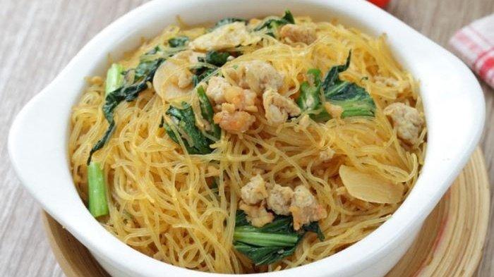 Kalau ingin menghadirkan menu buka wpuasa yang mudah dibuat dan rasanya enak banget, segera contek resep bihun goreng bumbu iris.