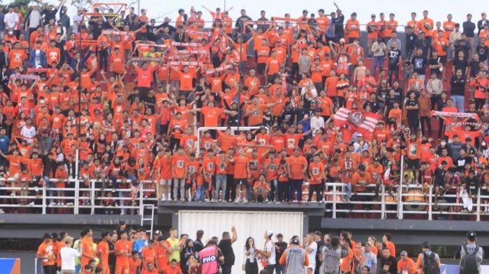 SELEBRASI-Pemain Borneo FC Samarinda, Presiden klub dan oficial selebrasi dihadapan Suporter Pusamania   seusai mengalahkan  Barito Putera 2-1 pada pertandingan derby papadaan  Liga 1 di Stadion  Segiri Samarinda, Kalimantan Timur Jumat (21/7/2023).Kemenangan jadi bekal baik guna melawan PSIS pada Jumat 28 Juli 2023.(TribunKaltim.co/Nevrianto Hardi Prasetyo)
