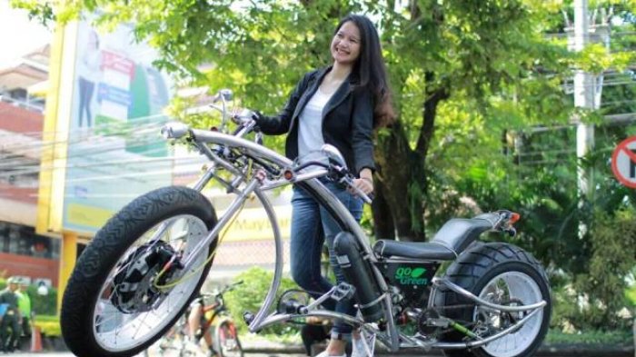 Sepeda listrik gede (seliged) buatan Wiwien Vegas. Tampilan sepeda listrik ini keren. Selian menggunakan roda dari motor gedhe, tampilannya mirip sepeda motor custom Chopper milik Presiden Jokowi.