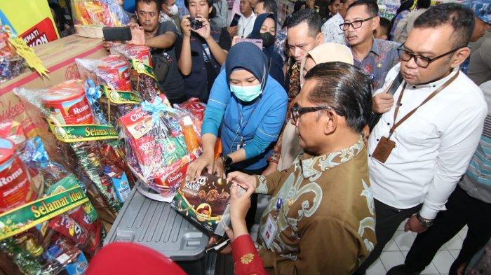 Arena belanja di Hypermart Mall Plaza Balikpapan.