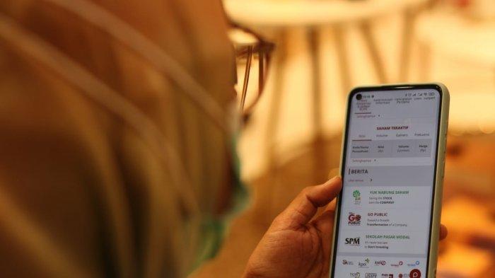 Warga memakai smartphone untuk melakukan kegiatan komunikasi secara daring atau online.