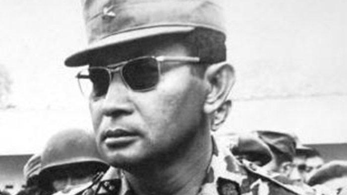 Mayjen TNI Soeharto, orang pertama yang menjabat Panglima Kostrad (Pangkostrad).