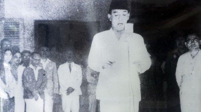Soekarno membaca naskah proklamasi kemerdekaan Indonesia pada 17 Agustus 1945.