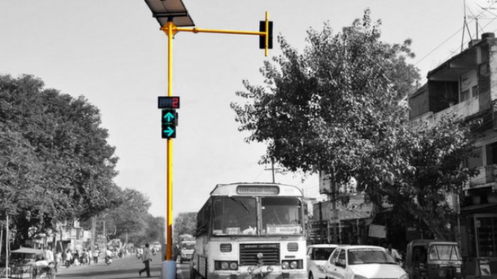 Ilustrasi penggunaan solar panel, tenaga listrik dari cahaya matahari, dalam penerangan untuk lampu pengatur lalu-lintas. 