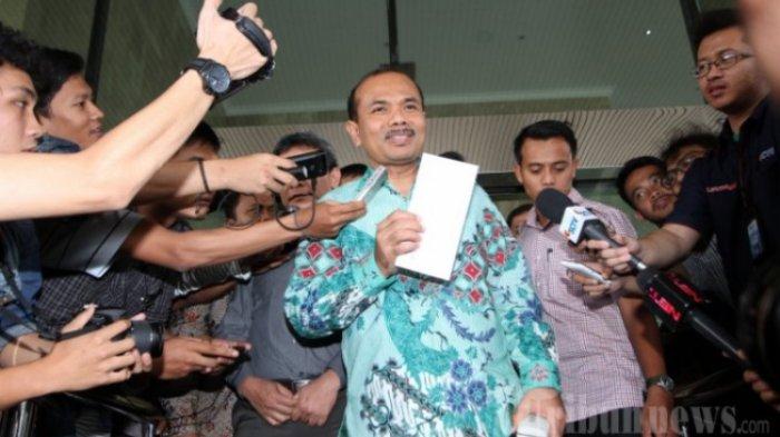 Menteri Perencanaan Pembangunan Nasional (PPN)/Kepala Bappenas, Andrinof Chaniago (berbatik hijau) mendatangi Komisi Pemberantasan Korupsi (KPK) di kawasan Kuningan, Jakarta Selatan, Kamis (4/12/2014). Ternyata ide pemindahan Ibu Kota Negara ( IKN ) berasal dari Andrinof Chaniago. Simak profil Andrinof Chaniago, mantan Kepala Bappenas