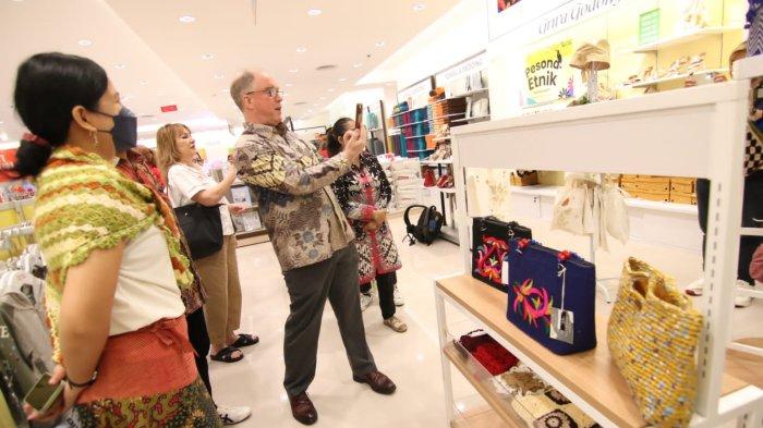 Matahari Departement Store di Plaza Balikpapan, Kalimantan Timur. 