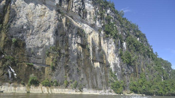WISATA ALAM MAHULU - Ilustrasi panorama alam Batu Dinding pinggir Sungai Mahakam Ulu, Kalimantan Timur yang cerah.