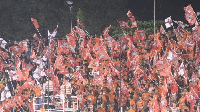 Pusamania atraktif membawa bendera mendukung Borneo FC Samarinda  