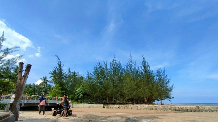 Tampak ruang terbuka hijau di Pantai Manggar Segara Sari, Kota Balikpapan, Kalimantan Timur pada Minggu (26/2/2023) siang.