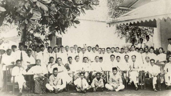 Sejumlah tokoh Pemuda di Kongres Pemuda II 28 Oktober 1928 di halaman depan Gedung IC, Jalan Kramat 106, Jakarta. 