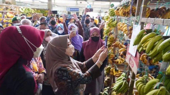 Bupati Berau, Sri Juniarsih, mencoba penggunaan transaksi non tunai di Pasar Sanggam Adji Dilayas, Kabupaten Berau, Kalimantan Timur.