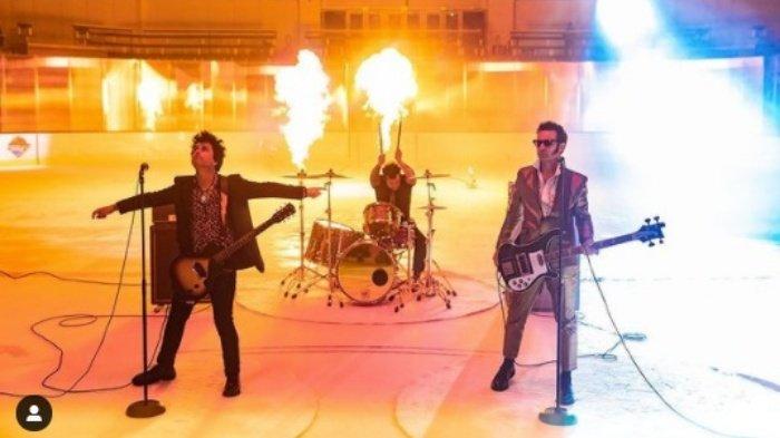 Green Day. Jadi trending Wake Me Up When September Ends, berikut ini kisah pilu lagu Green Day hingga tabu untuk dibuat meme nya.