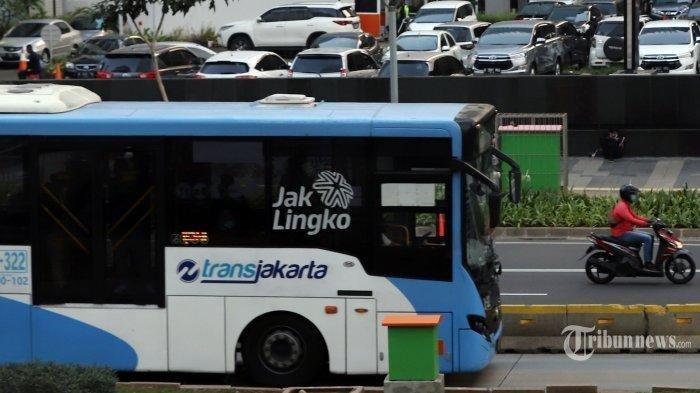 Bus TransJakarta melintas di kawasan Sudirman, Jakarta Selatan. 
