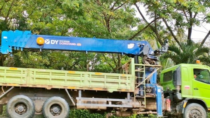 Ilustrasi truk kendaraan berat melintas di Jalan Soekarno Hatta, Kota Balikpapan, Kalimantan Timur.