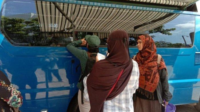 Warga antre menukar uang kartal di Halaman Gedung Parkir Bank Indonesia Balikpapan