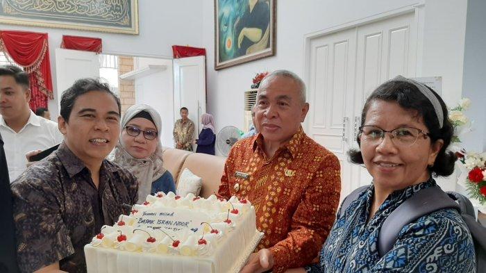 Manajemen Tribun Kaltim menyerahkan kado berupa kue kepada Gubernur Kaltim Isran Noor yang berulang tahun ke-66 pada Rabu (20/9/2023), di kediaman pribadi Jl Adipura Sungai Kunjang, Kota Samarinda.