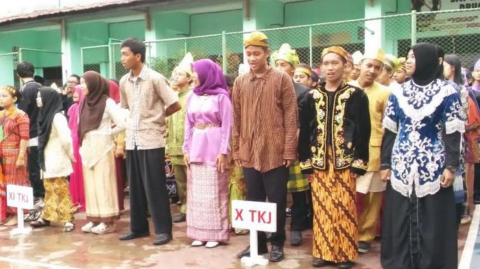 BAJU ADAT SIMPEL - Inilah rekomendasi  baju adat/baju daerah yang simpel dan tidak ribet, cocok dipakai anak-anak maupun remaja saat kartinian di Hari Kartini 21 April.