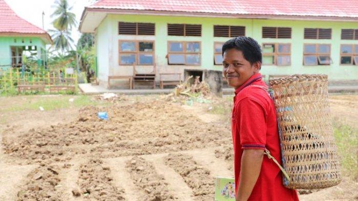 Yosep. Setiap musim tanam dan panen tiba, Yosep memanggul anjat berisi buku. Yosep merawat nasionalisme di pedalaman Kaltara dengan mendekatkan buku kepada anak.