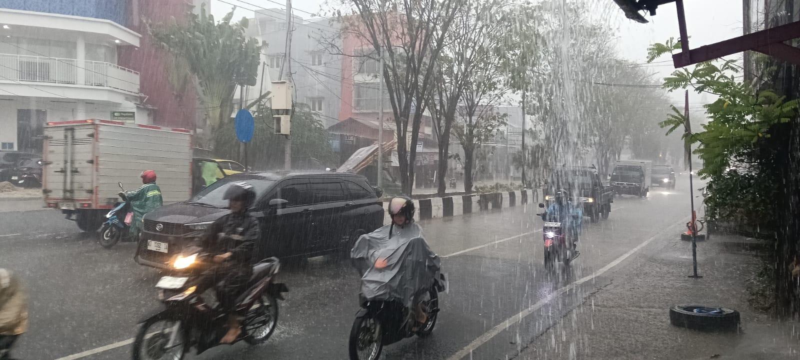 Waspada Cuaca Ekstrem, BMKG Rilis 17 Daerah Hujan Lebat