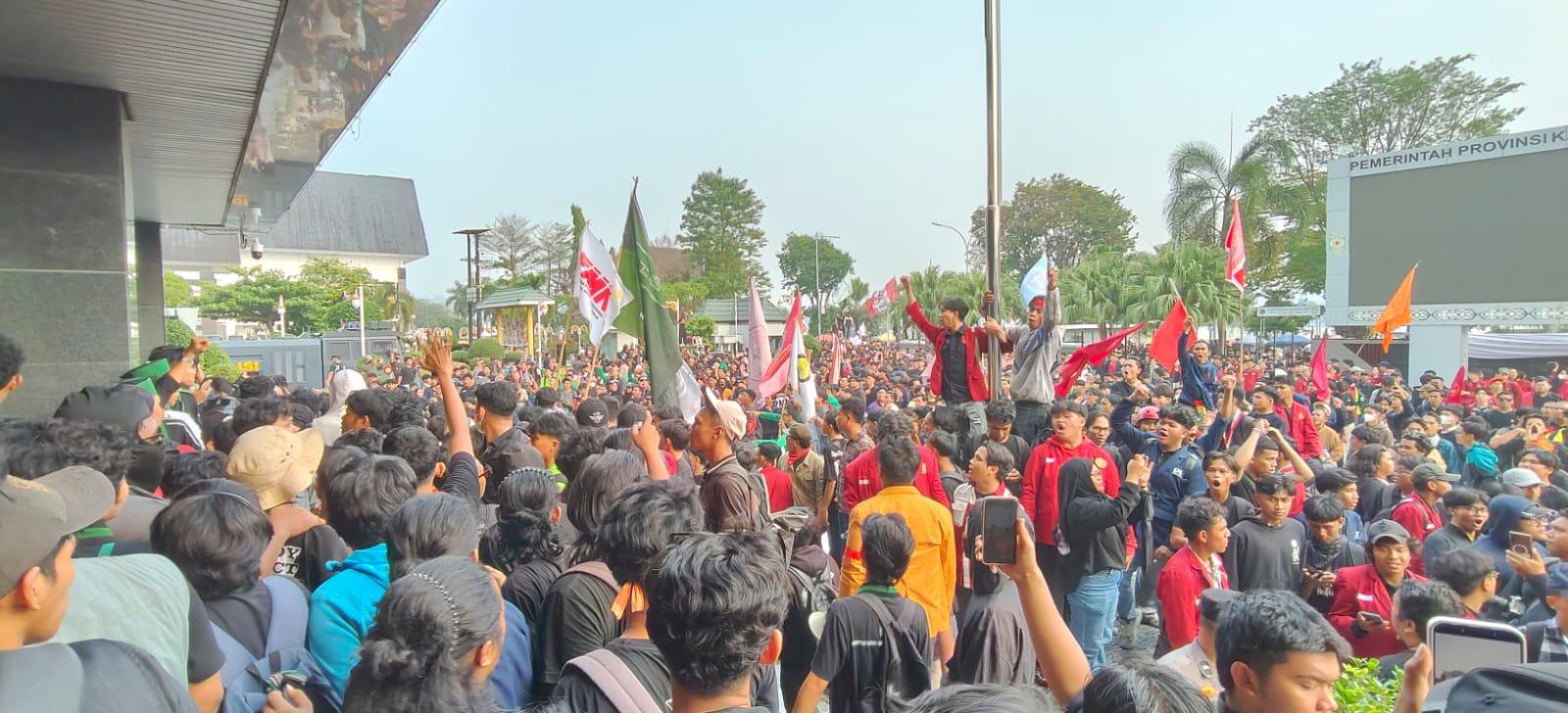 Aksi Brutal Massa di Kantor Gubernur Kaltim & Calon Lawan Borneo FC
