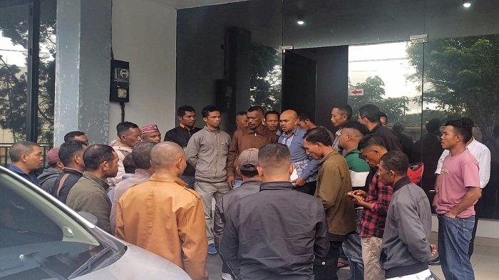 37 pekerja yang terkena pemutusan hubungan kerja (PHK) sepihak oleh PT. Floresco Aneka Indah tanpa diberikan pesangon. Mereka meminta perlindungan hukum ke Kementrian Tenaga Kerja (Kemnaker).