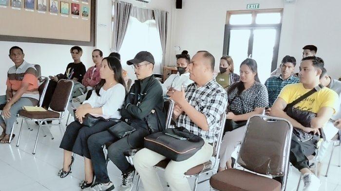 AUDIENS -- Marthen Tafuli, keluarga almh tranpsuan Desi Tafuli ditemani komunitas IMoF NTT, Garamin, KPA NTT, PKBI NTT dan LBH APK NTT,