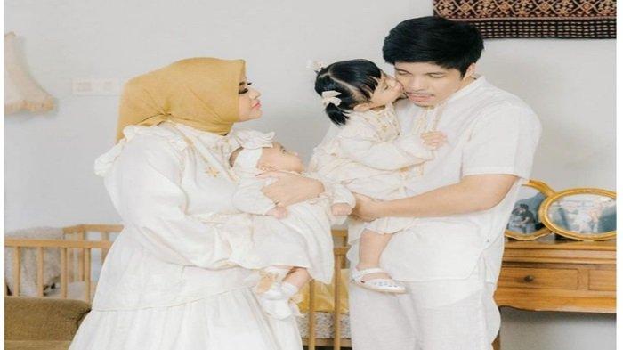 Baju Sarimbit Putih Gading Aurel Hermansyah dan keluarga.