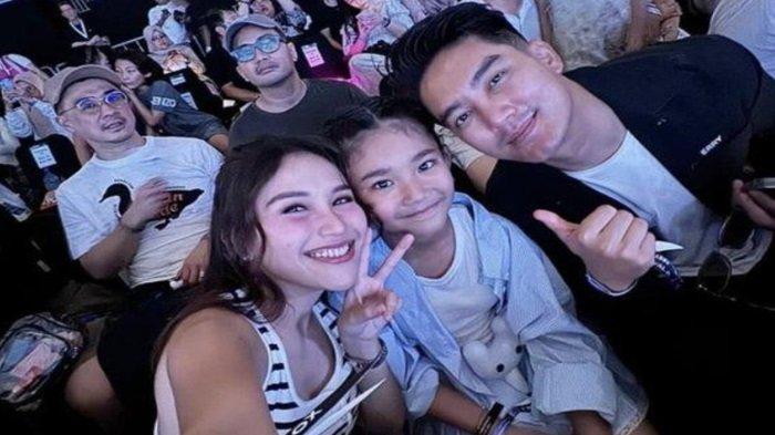 NONTON - Kebersamaan Ayu Ting Ting, Bilqis Khumairah Razak dan Boy William. Bilqis tersenyum akhirnya bisa bertemy Boy William nonton Golden Disk Awards bersama di Jakarta.