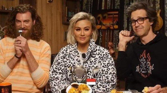 Agnez Mo dengan bangga memperkenalkan salah satu makanan khas Indonesia favoritnya, Pempek Palembang dalam acara Good Mythical Morning