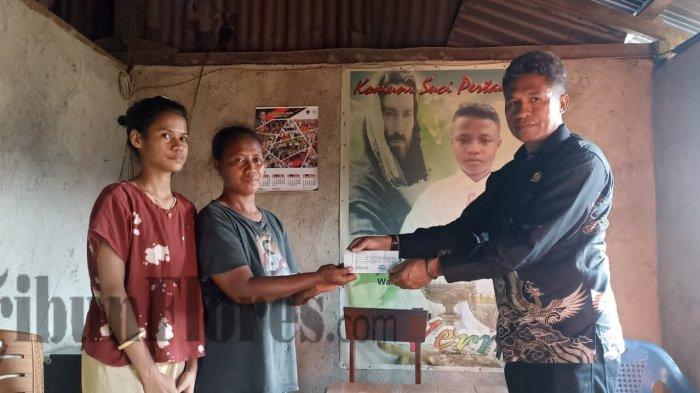 AGUSTINUS - Anggota DPRD dari Fraksi Partai PKB, Agustinus Adeodatus menyerahkan bantuan biaya pendidikan untuk salah satu Siswa SMK Budiluhur Maumere, Kecamatan Talibura, Kabupaten Sikka, NTT.