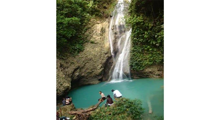 Air Terjun Mbola terletak di desa Wanggawainyengu dengan jarak tempuh sekitar 15 km dari Waibakul dan hanya berjarak sekitar 5 km dari pusat kota Kecamatan Umbu Ratu Nggay Barat, Kabupaten Sumba Tengah