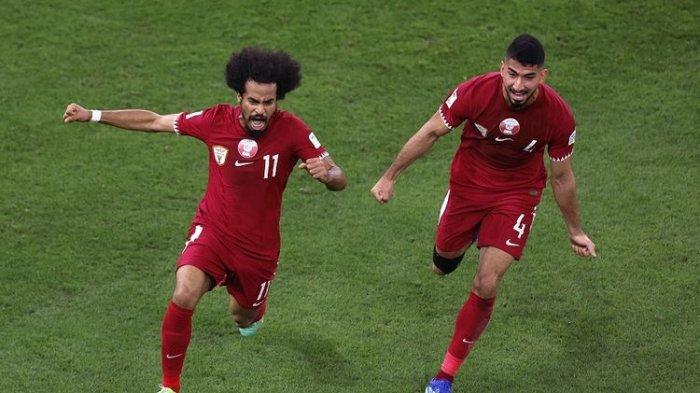 Penyerang Qatar Akram Afif merayakan gol kedua timnya pada pertandingan sepak bola semifinal Piala Asia 2023 Qatar antara Iran vs Qatar di Stadion al-Thumama di Doha pada 7 Februari 2024.