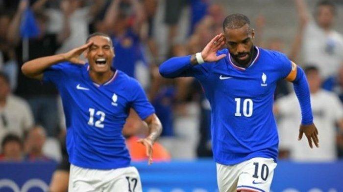Pemain Prancis, Alexandre Lacazette, berselebrasi seusai mengemas gol dalam lanjutan fase Grup A Olimpiade 2024 antara Prancis vs Amerika Serikat di Stadion Marseille pada 24 Juli 2024.