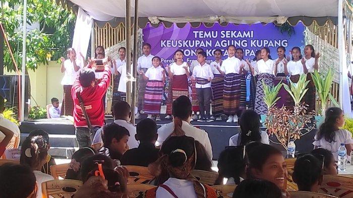 Anak-anak Sekami Paroki Kolhua membawakan acara pada Temu Sekami Keuskupan Agung Kupang (KAK) yang berlangsung di halaman Gereja paroki Santo Fransiskus Asisi Kolhua Kupang, Minggu, 9 Juni 2024.