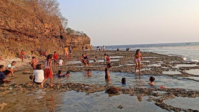 MANDI - Anak-anak sedang mandi di kolam-kolam alam di Pantai Liang Mbala.