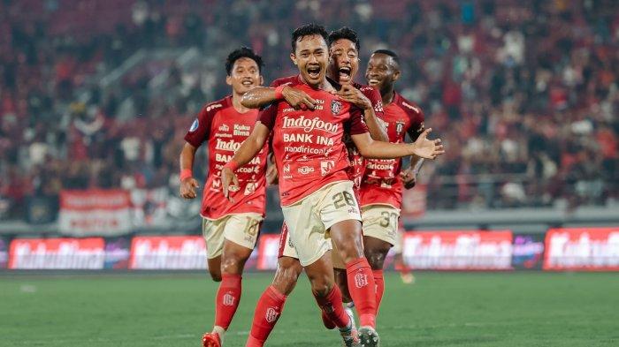 Para pemain Bali United selebrasi setelah Andhika Wijaya mencetak gol ke gawang Persis Solo pada laga pekan ke-26 BRI Liga 1 2023/24 di Stadion Kapten I Wayan Dipta, Gianyar, Kamis (29/2/2024) malam.