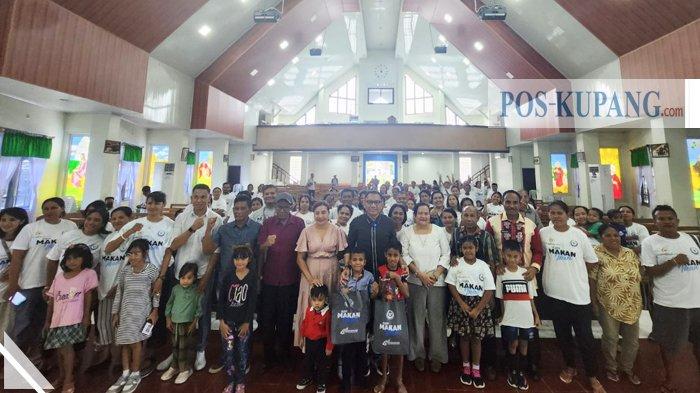 Anggota DPR RI Fraksi PDIP Ansy Lema, foto bersama jemaat GMIT Maranatha Oebufu, Kamis (27/7/2023)