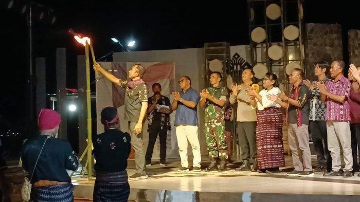 NYALAKAN OBOR - Bupati Flores Timur, Anton Doni Dihen (pegang obor) menyalakan obor saat pembukaan Festival Bale Nagi (24/04/2025). Setelah festival, Pemda Flores Timur menganggarkan Rp 500 juta untuk S