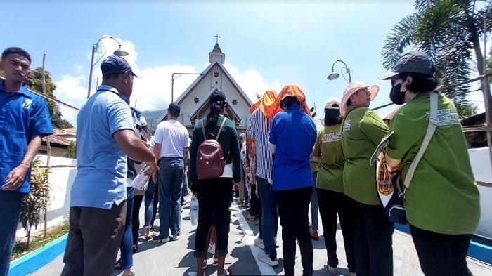 Antrian peziarah di Kapela Tuan Ma, Larantuka, Flores Timur.
