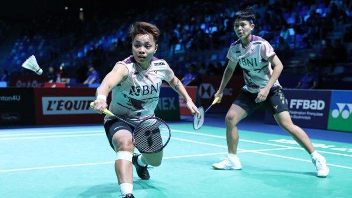 Ganda putri Indonesia, Apriyani Rahayu/Siti Fadia Silva Ramadhanti saat bertanding di babak 32 besar French Open 2023 pada Selasa (24/10/2023).