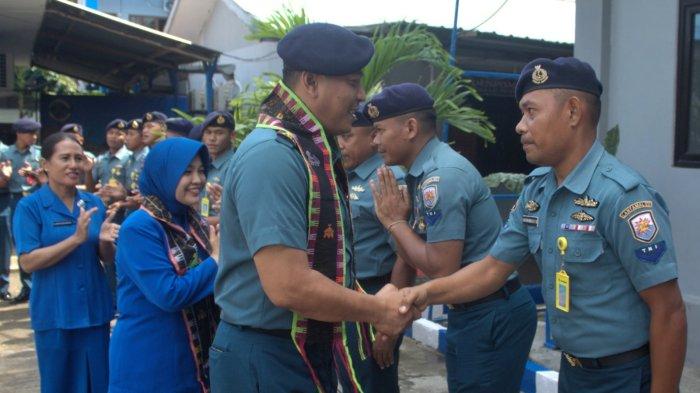DANLANAL - Komandan Pangkalan TNI Angkatan Laut (Danlanal) Labuan Bajo Letkol Laut (P) Ardian Widjanarko Djajasaputra menyalami prajurit saat tiba di Mako Lanal Labuan Bajo. Jumat (18/4/2025). 