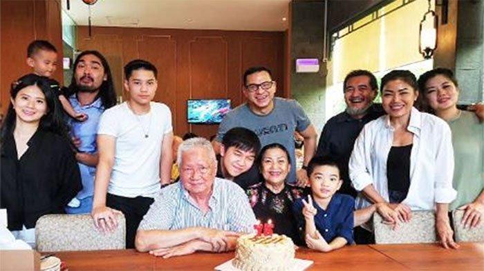 RUJUK -- Ari Wibowo kepergok ikut rayakan ulang tahun mertua atau ayah Inge Anugrah, sang aktor didesak rujuk