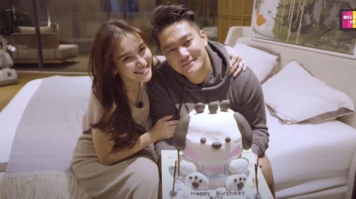 ULTAH -- Ayu Ting Ting berikan kejutan ulang tahun untuk Boy William