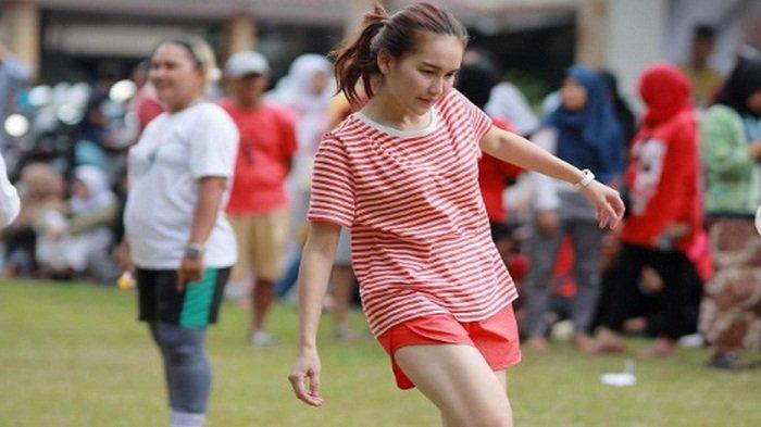 MAIN BOLA -- Ayu Ting Ting main bola bareng emak-emak dikampungnya, paras cantik dan kulit mulus sang biduan mala jadi sorotan