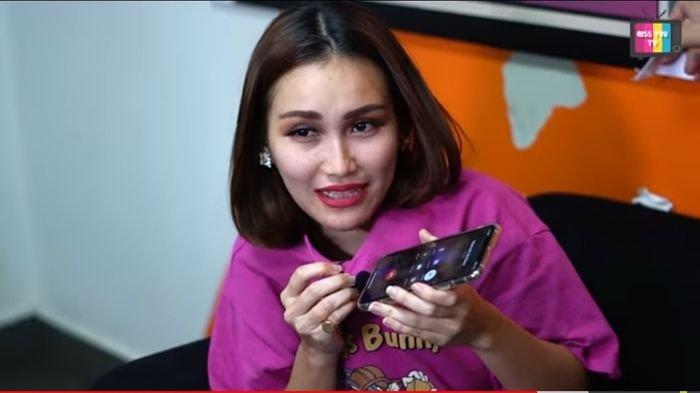 100 JUTA -- Ayu Ting Ting menelepon Iis Dahlia, minta transfer Rp 100 juta untuknya.
