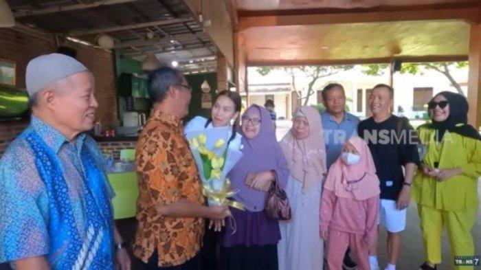 GURU -- Ayu Ting Ting terharu sampai nangis saat bertemu para guru SD dan SMP yang datang untuk rayakan ulang tahun ke 31 sang biduan