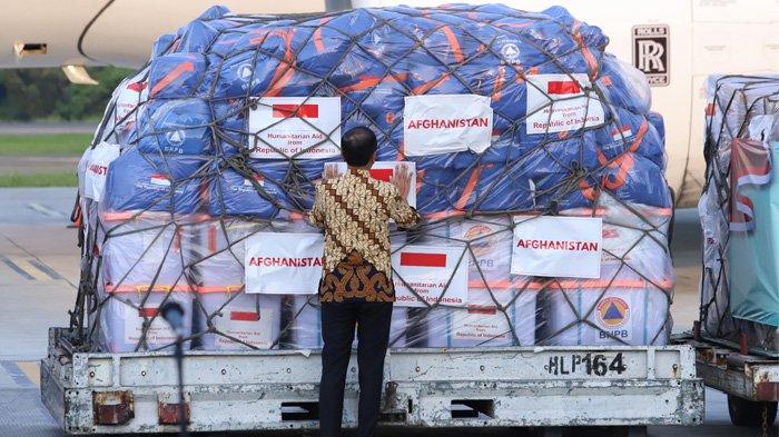 Presiden Joko Widodo menempelkan label pada bantuan kemanusiaan yang akan dikirim ke Papua Nugini dan Afghanistan pada Senin (8/7/2024) di Lapangan Udara Halim Perdana Kusuma.